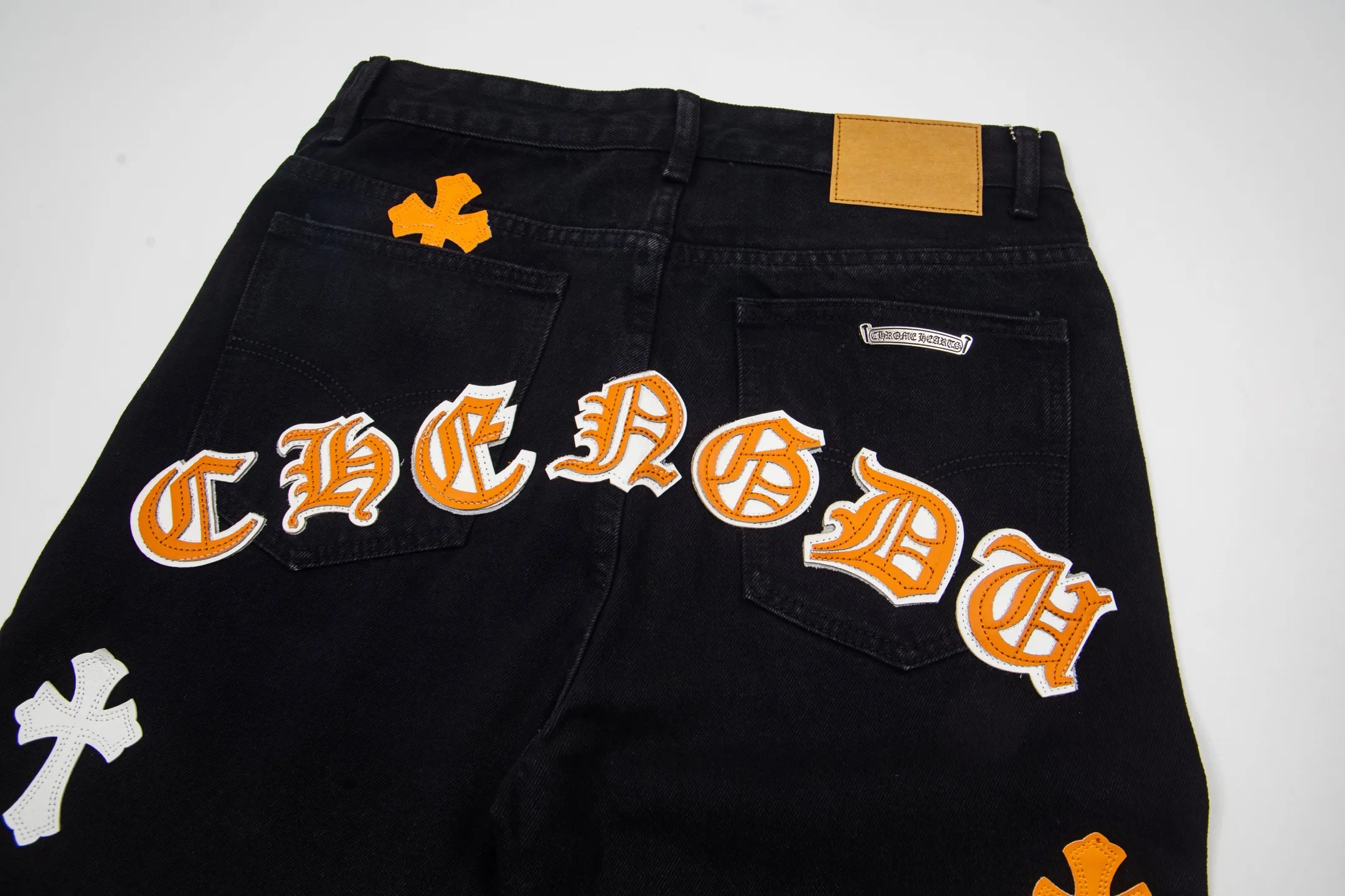 P260 Chrome Hearts Black Pants Sanskrit Yellow Patch Leather Jeans CH jeans need to be washed after the finished product is disassembled and then hand-stitched with sheepskin cross leather and then spliced ​​to complete. The whole piece has too many craftsmanship to explain. The patchwork is decorated with cross patterns, and the high-waisted washed jeans! ! Absolutely high-end luxury products, god-level single products and super popular products, made with top heavy industry, a must-see magic weapon. Customized hardware. The fabric is thick and soft after washing. It has good breathability. Customized small leather label. Unique design. The details are simple and elegant, and the workmanship is exquisite. The entire trousers are neatly routed and the details are in place! It’s so cool that both men and women can easily control the genderless trend! Style number: 1874# Color: black Size: 28 30 32 34